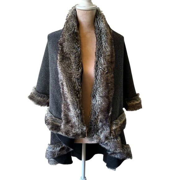 QED London Romantic Gray Faux Fur Trimmed Knit Cape Size M/L - Picture 3 of 7